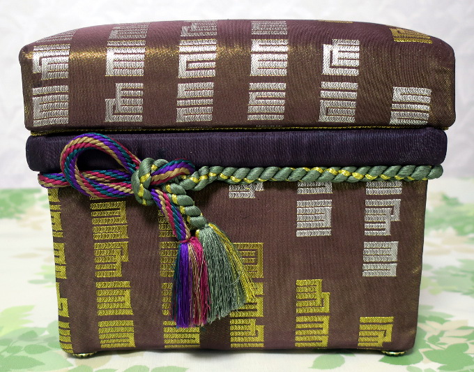 西陣織物会館で実演織りしている西陣織高級品です。 源氏香という有名な柄で作りました。