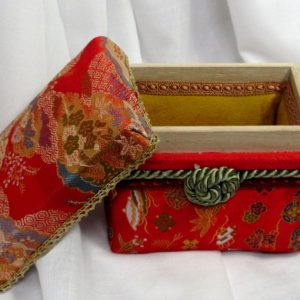赤の金襴織の外布、山吹色の内布、グリーンの絹ロープ、雅な雰囲気の手乗り茶箱。