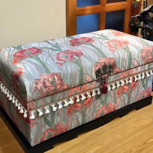 最高級川島織物のカーテン生地で作りました。 この生地川島織物ショールームの正面受付にオブジェとして飾られています。