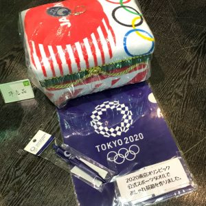 先日Fantasy on Iceで購入したスポーツタオルで作りました。 東京２０２０オリンピック公式オリジナルグッズです。 ボールペン、キーホルダー、クリアケース４点セットです。