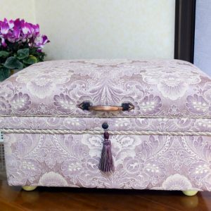高級カーテン地ジャガード織りで作りました。ピンク系のうす紫色が素敵な豪華なおしゃれ茶箱です。